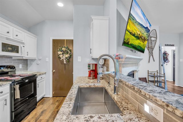 242 Sunset Path N, Conroe, TX 77316