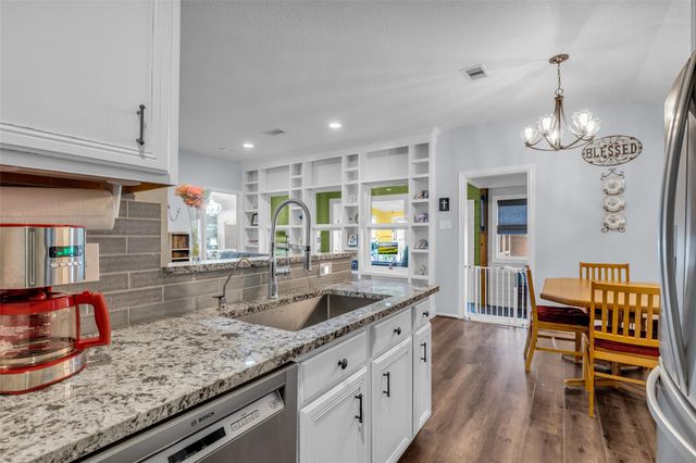 242 Sunset Path N, Conroe, TX 77316