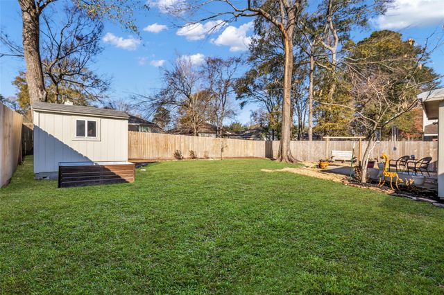 242 Sunset Path N, Conroe, TX 77316