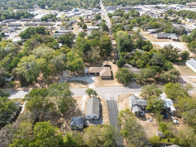 1229 N Center Avenue, Shawnee, OK 74801