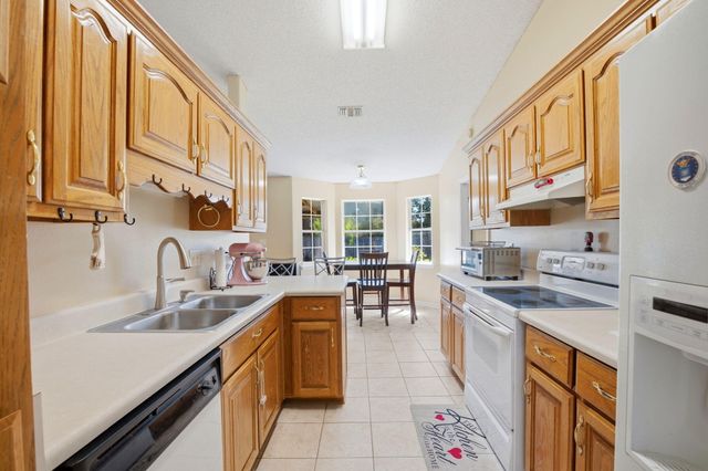 2634 Hidden Estates Circle, Navarre, FL 32566