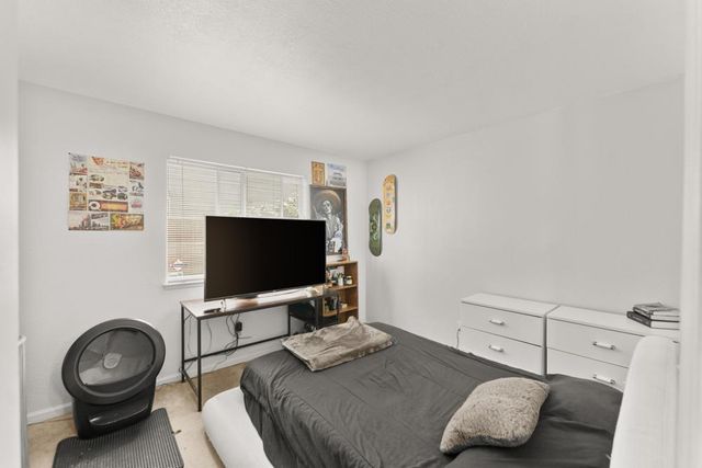 813 Sugar Pine Dr, Lathrop, CA 95330