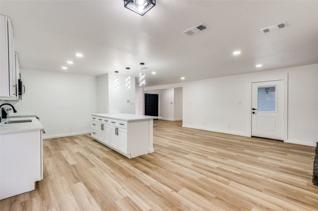 605 Ray Andra Drive, Desoto, TX 75115