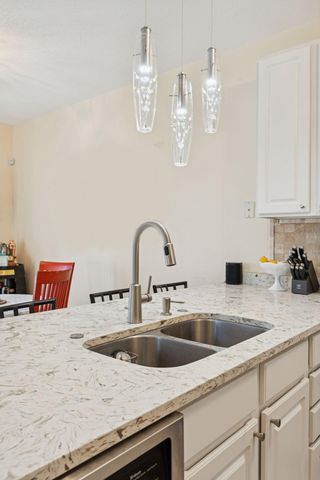 626 Willoughby Way W, Hopkins, MN 55305