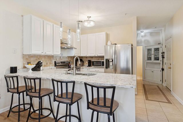 626 Willoughby Way W, Hopkins, MN 55305