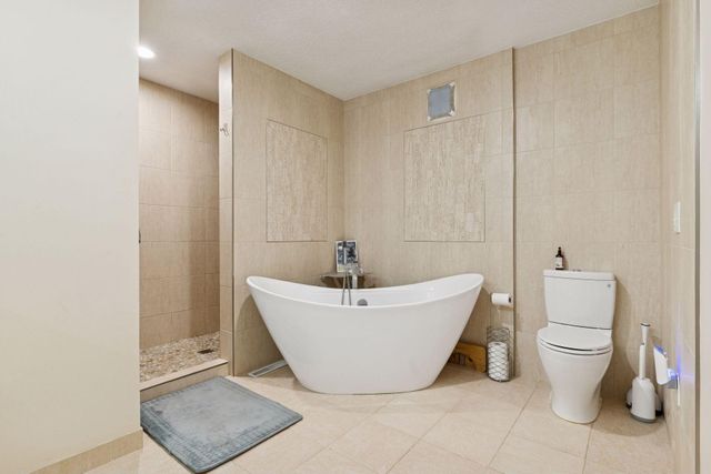 626 Willoughby Way W, Hopkins, MN 55305