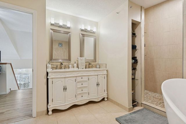 626 Willoughby Way W, Hopkins, MN 55305