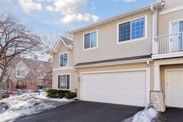 626 Willoughby Way W, Hopkins, MN 55305