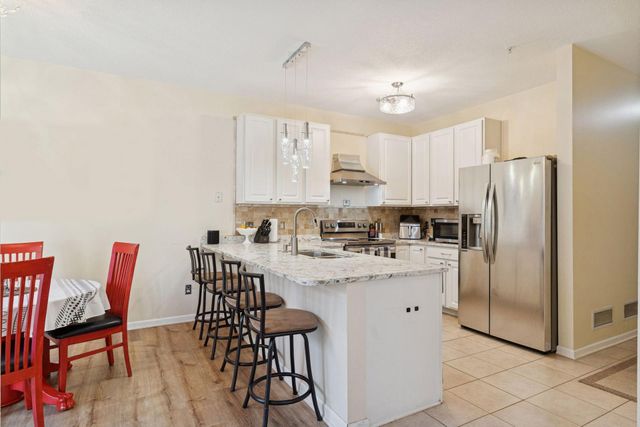 626 Willoughby Way W, Hopkins, MN 55305