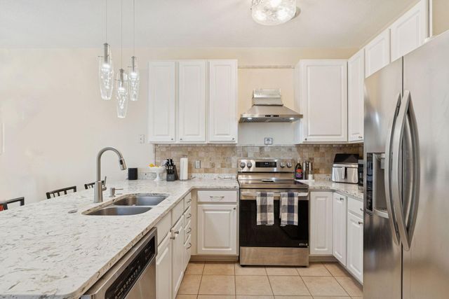 626 Willoughby Way W, Hopkins, MN 55305