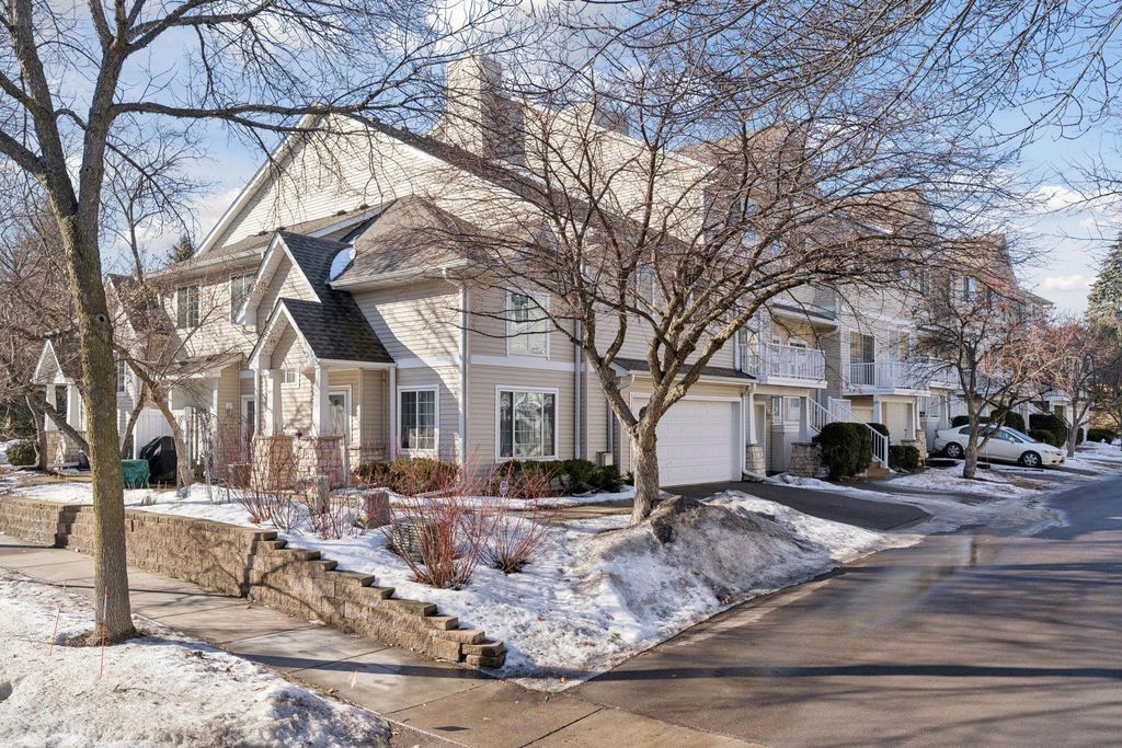 626 Willoughby Way W, Hopkins, MN 55305