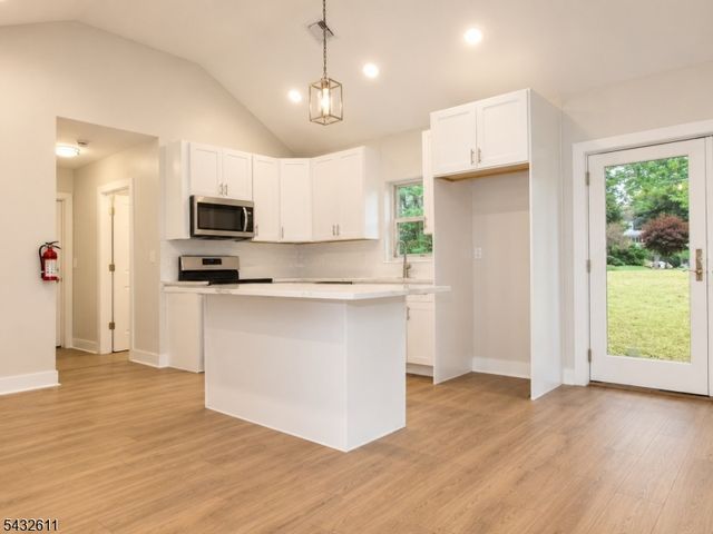 7 Lorettacong Dr, Jefferson Twp., NJ 07849