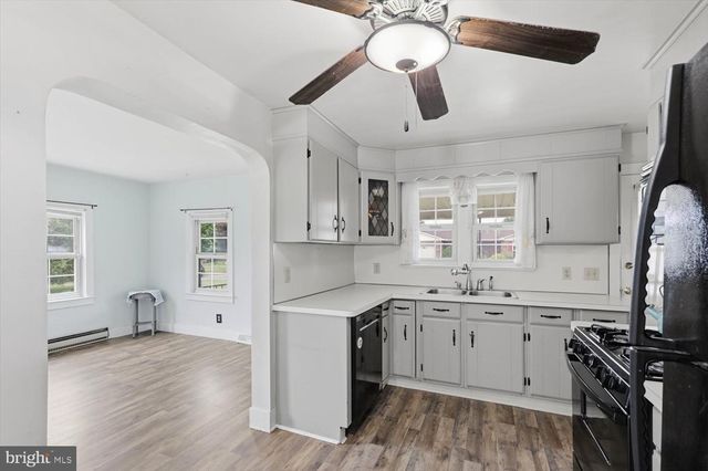 890 MELROSE LN, York, PA 17402