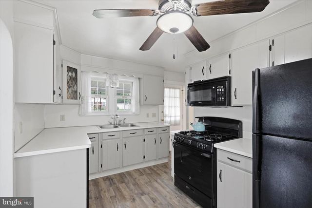 890 MELROSE LN, York, PA 17402