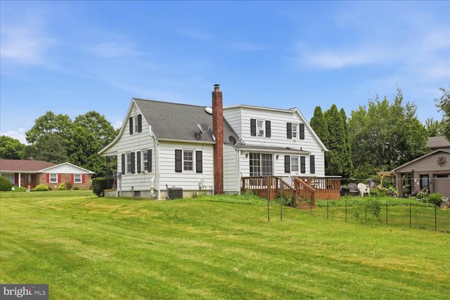 890 MELROSE LN, York, PA 17402