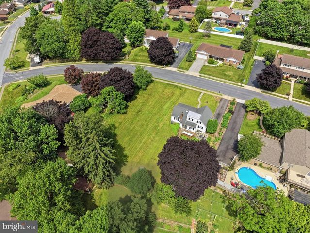890 MELROSE LN, York, PA 17402