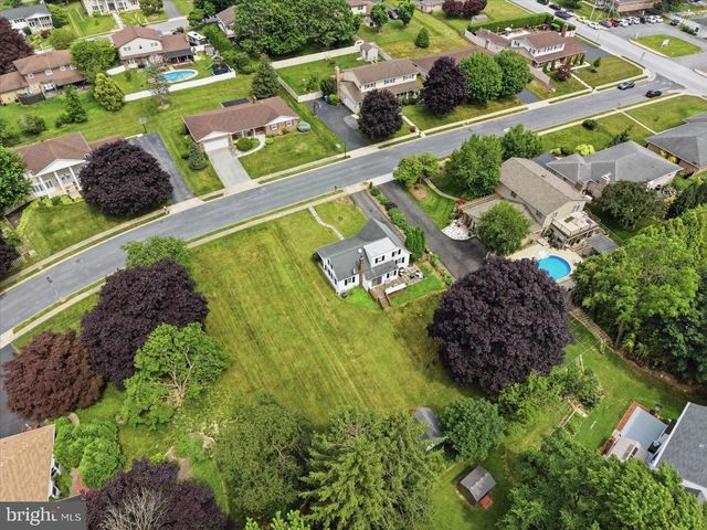 890 MELROSE LN, York, PA 17402
