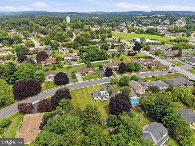 890 MELROSE LN, York, PA 17402