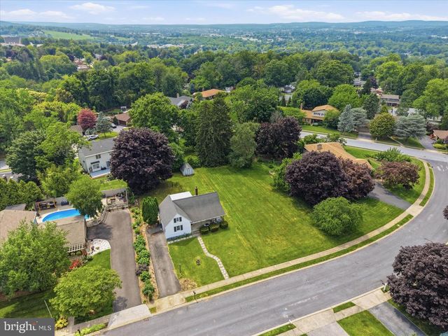 890 MELROSE LN, York, PA 17402