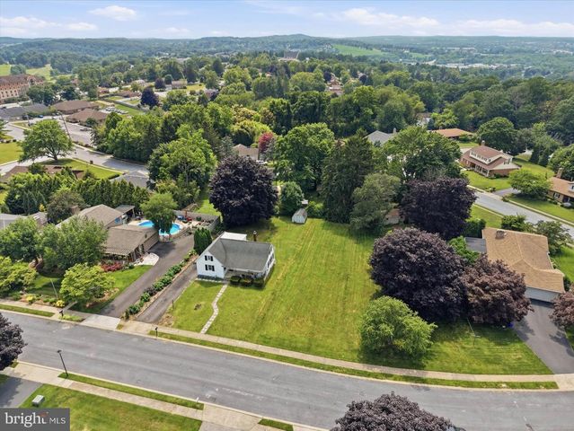 890 MELROSE LN, York, PA 17402