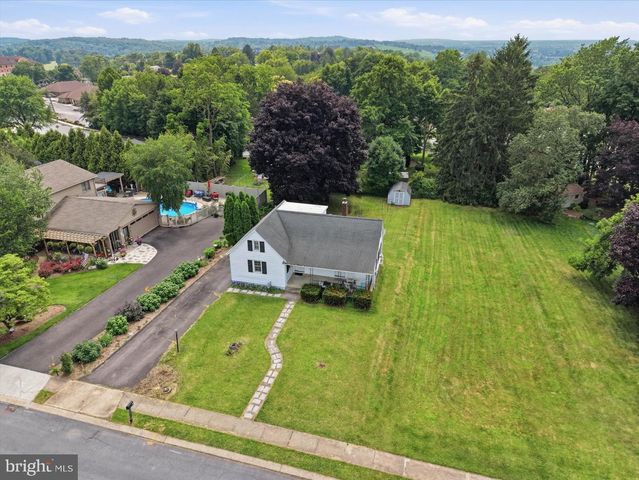 890 MELROSE LN, York, PA 17402