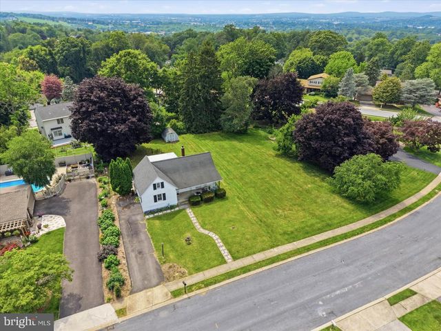 890 MELROSE LN, York, PA 17402