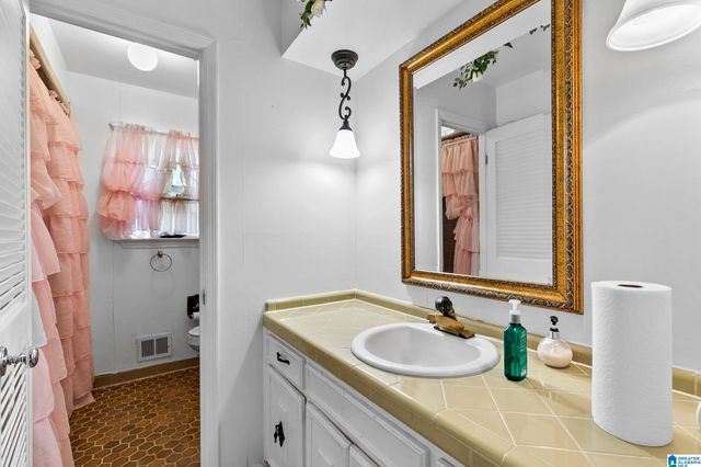 1264 OLD OAK CIRCLE, Birmingham, AL 35235