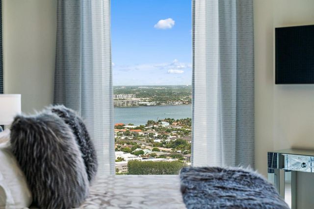 2700 N Ocean Drive Ph-1b, Singer Island, FL 33404