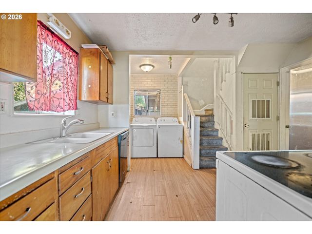 12020 Ne SAN RAFAEL St, Portland, OR 97220