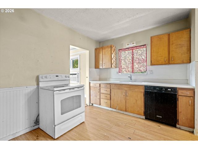 12020 Ne SAN RAFAEL St, Portland, OR 97220