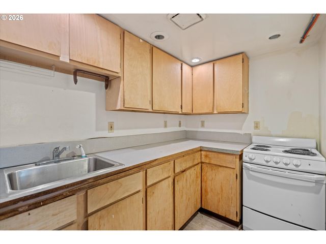 12020 Ne SAN RAFAEL St, Portland, OR 97220