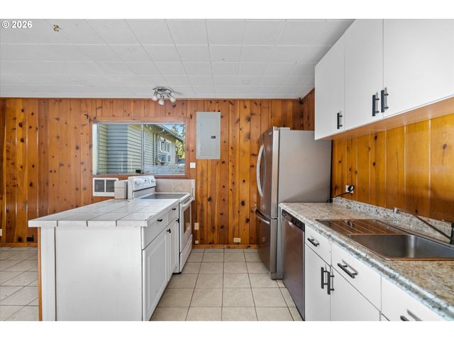 12020 Ne SAN RAFAEL St, Portland, OR 97220