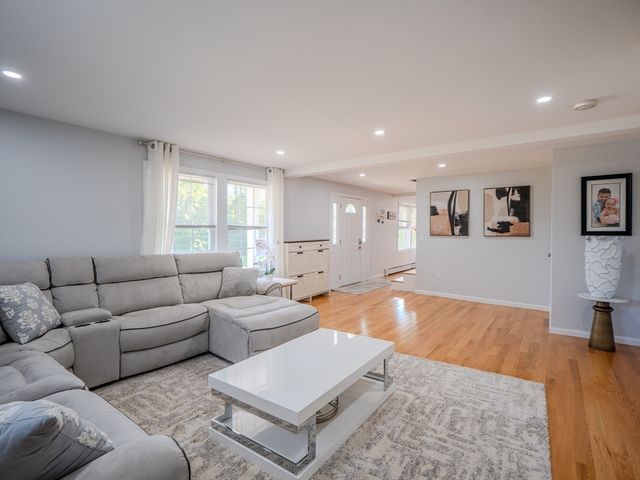 1 Dolge Ct, Oxford, MA 01540