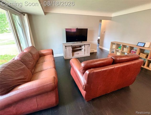 1812 E Longmeadow Road, Trenton, MI 48183