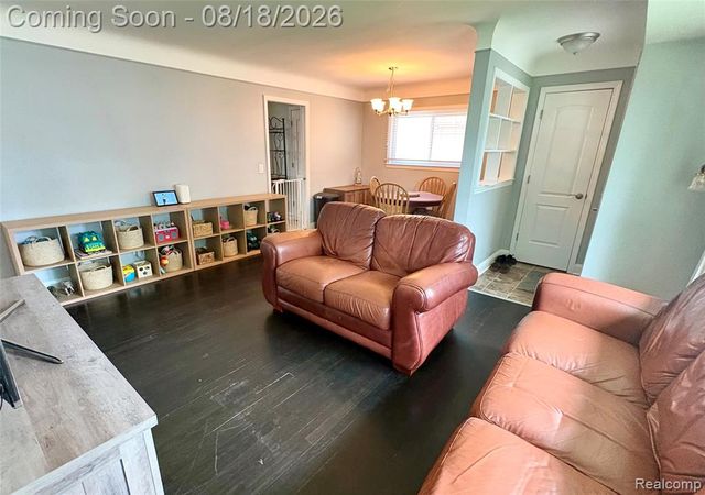 1812 E Longmeadow Road, Trenton, MI 48183