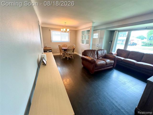 1812 E Longmeadow Road, Trenton, MI 48183