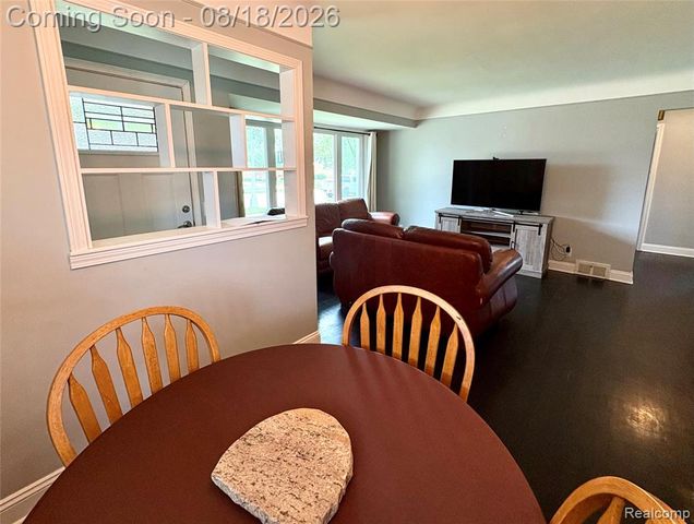1812 E Longmeadow Road, Trenton, MI 48183