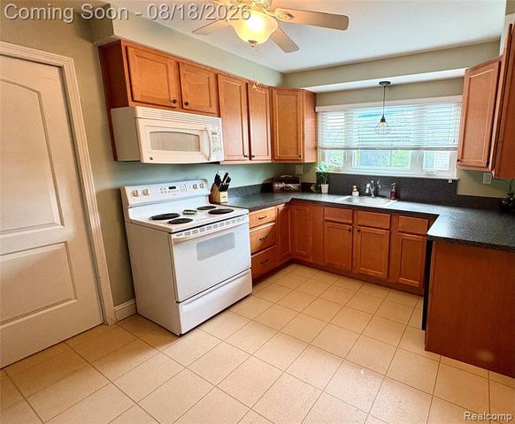 1812 E Longmeadow Road, Trenton, MI 48183