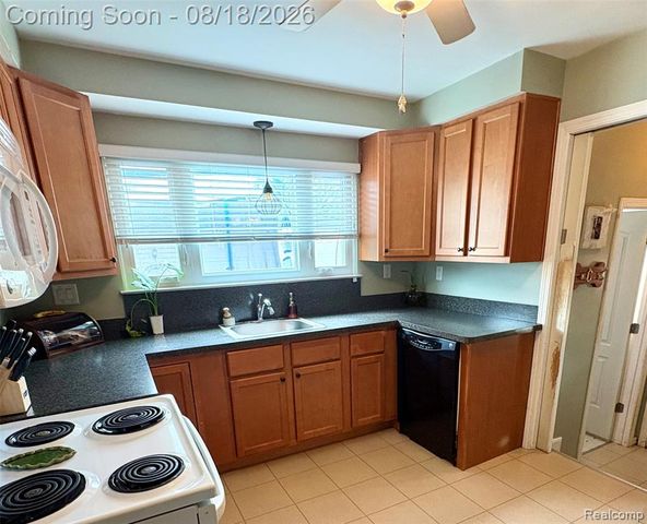 1812 E Longmeadow Road, Trenton, MI 48183