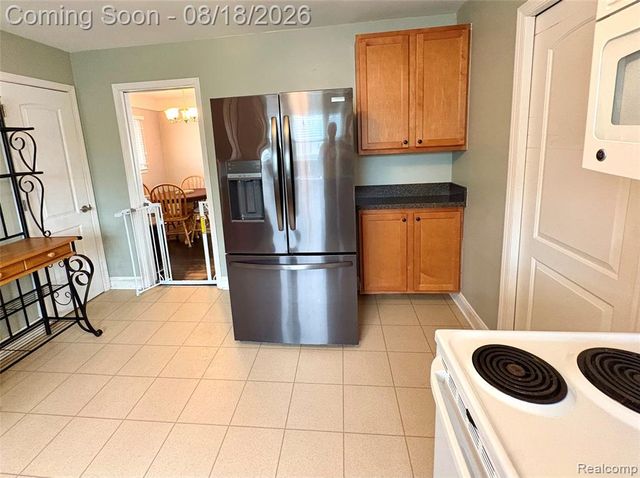 1812 E Longmeadow Road, Trenton, MI 48183