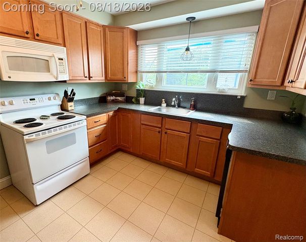 1812 E Longmeadow Road, Trenton, MI 48183