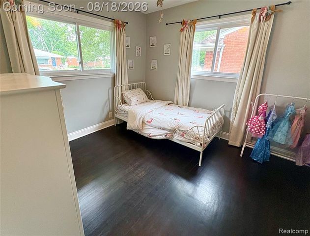 1812 E Longmeadow Road, Trenton, MI 48183