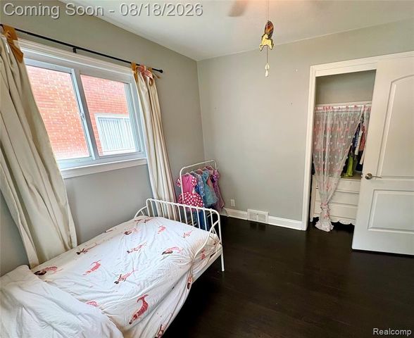 1812 E Longmeadow Road, Trenton, MI 48183