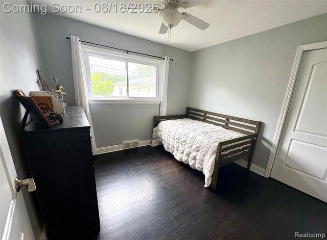 1812 E Longmeadow Road, Trenton, MI 48183