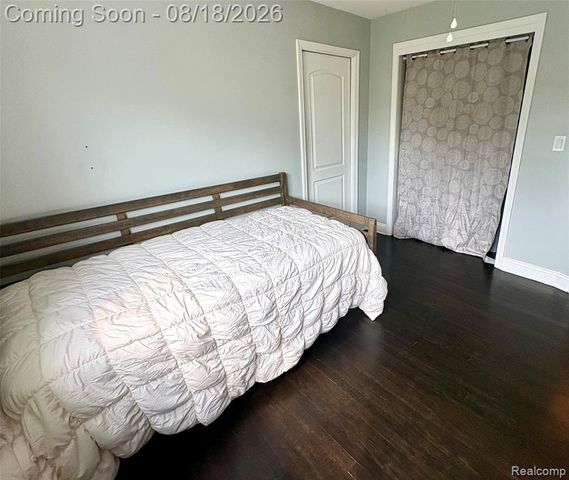 1812 E Longmeadow Road, Trenton, MI 48183