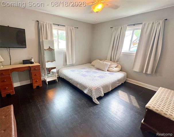 1812 E Longmeadow Road, Trenton, MI 48183
