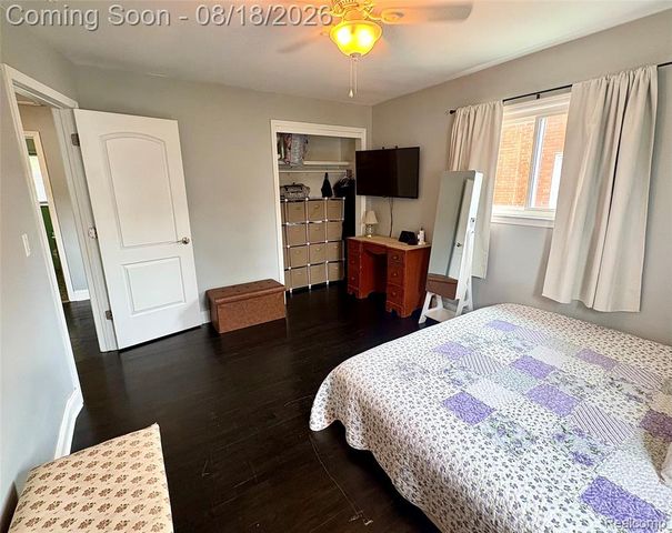 1812 E Longmeadow Road, Trenton, MI 48183