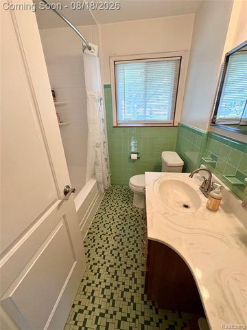 1812 E Longmeadow Road, Trenton, MI 48183