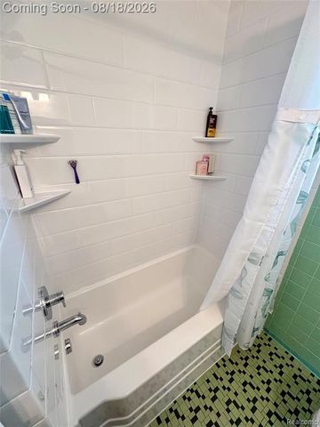 1812 E Longmeadow Road, Trenton, MI 48183