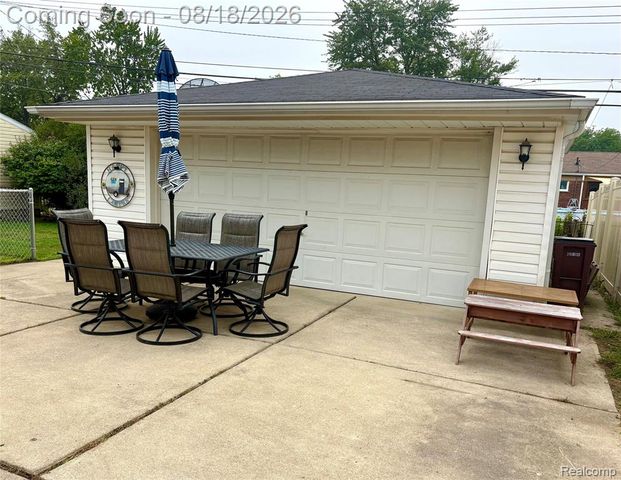 1812 E Longmeadow Road, Trenton, MI 48183